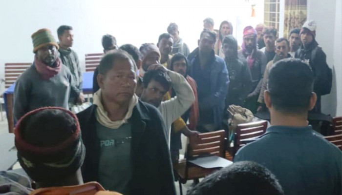 সুন্দরবনে মাছ ধরার ট্রলারসহ ২২ জেলে আটক