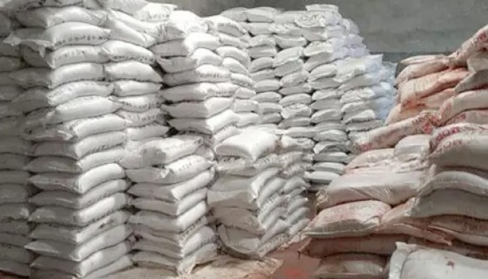 ফুলবাড়ীতে তীব্র সার সংকট