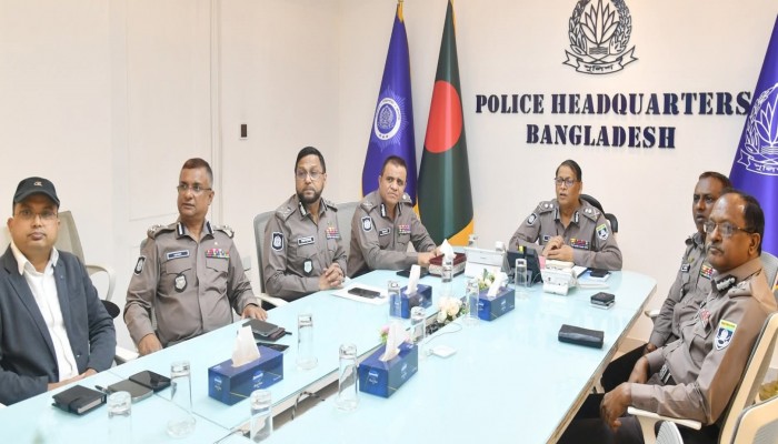 ​চাঁদাবাজি, ছিনতাই প্রতিরোধে মাঠ পর্যায়ের কর্মকর্তাদের কঠোর বার্তা দিলেন আইজিপি