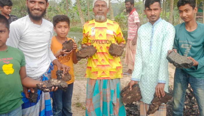 ত্রিশালে নির্মাণকাজ নিয়ে তোলপাড় হাতের টানেই উঠে যাচ্ছে সড়কের কার্পেটিং,