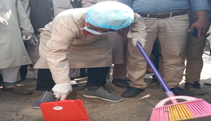 ঝাড়ু দিয়ে রাস্তা পরিস্কার করলেন সংসদ সদস্য।