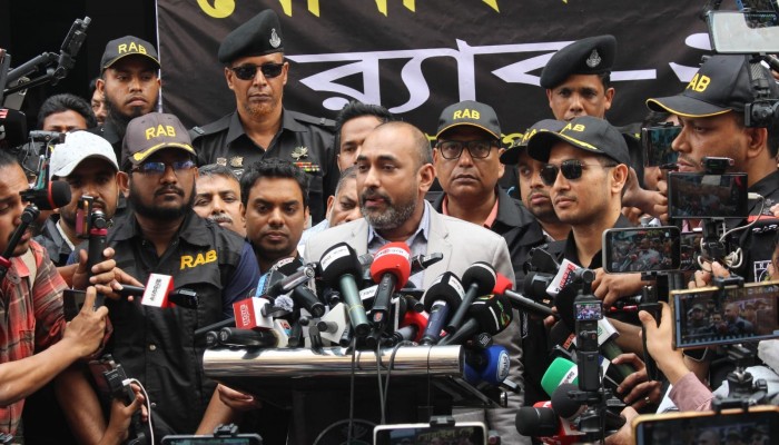 ​বাজার মূল্য পর্যবেক্ষন, মনিটরিং ও দ্রব্যমূল্যের ঊর্ধ্বগতিরোধে রাজধানীর কাওরান বাজারে অভিযানে ০৯টি প্রতিষ্ঠানকে অর্থদন্ড প্রদান র‌্যাবের ভ্রাম্যমান আদালত।