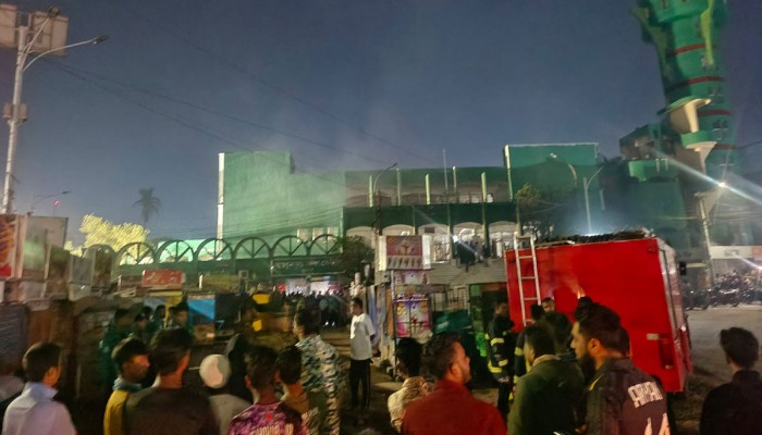 খুলনায় বায়তুন নূর শপিং সেন্টারে আগুন