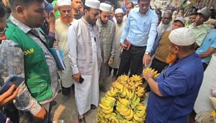 নির্নাহী ম্যাজিস্ট্রেটকে সাথে নিয়ে মুফতি আমির হামজার বাজার মনিটরিং
