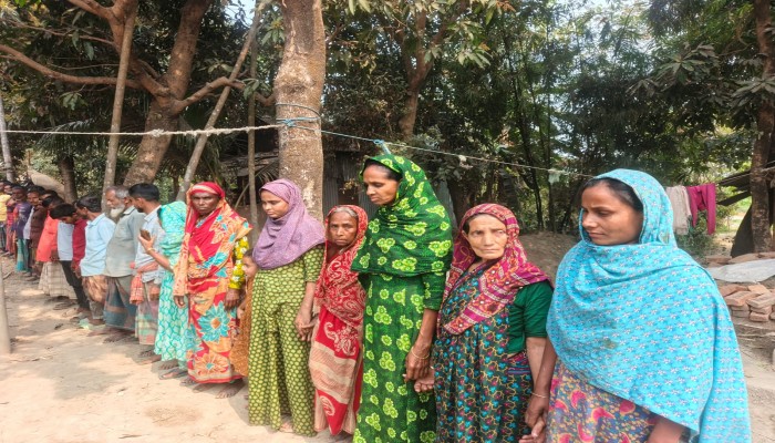 সুনামগঞ্জের চাতলপাড়ে মদ্যপ সুজনের তাণ্ডব: অতিষ্ঠ এলাকাবাসী, প্রতিবাদ করলেই মিথ্যা মামলা। এলাকাবাসীর মানববন্ধন