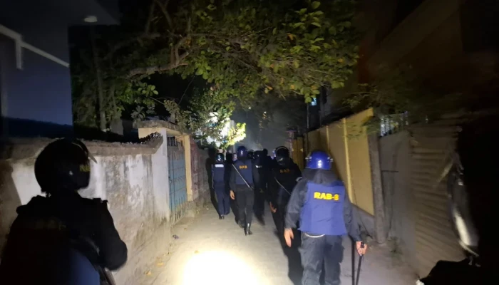 মাদারীপুরে আবারও দুই পক্ষের পাল্টাপাল্টি ধাওয়া ও ককটেল বিস্ফোরণ