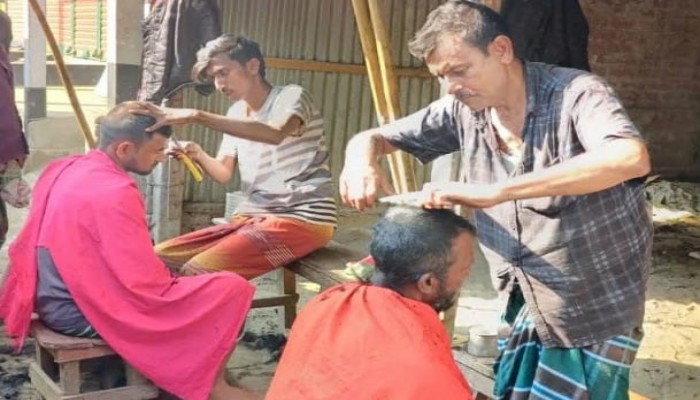 একটি ছোট কাঠের পিঁড়ি, সেখানেই চলছে দাঁড়ি-চুল কাটার প্রাচীন পেশা
