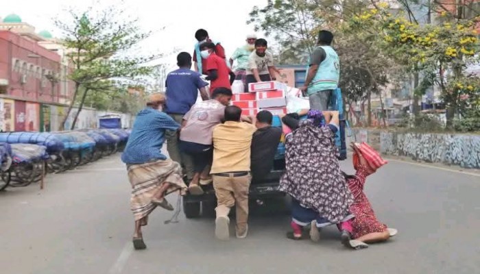 পবিত্র রমজানে সাশ্রয়ী মূল্যের পণ্য কিনতে  অনেক মানুষ ভিড়