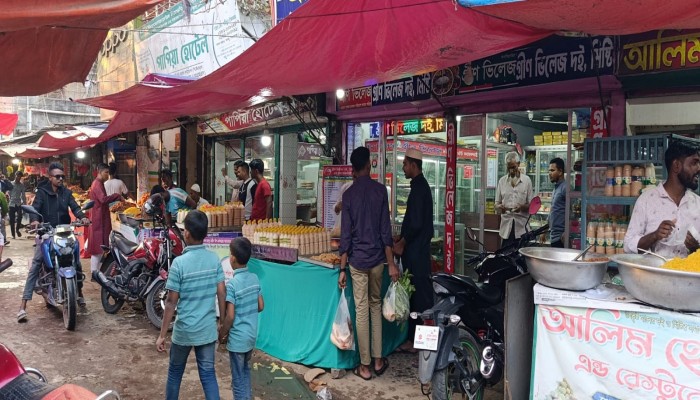 সলঙ্গায় জমজমাট ইফতারি বাজার
