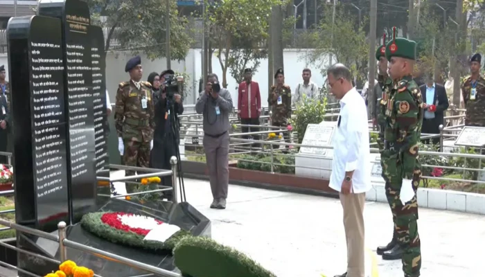 শহীদ সেনা দিবসে বনানী কবরস্থানে রাষ্ট্রপতি ও প্রধানমন্ত্রীর শ্রদ্ধা