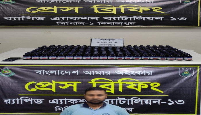 দিনাজপুরে র‌্যাব-১৩ এর অভিযানে ২৫৯ বোতল এস্কাফ (ESKuf) জব্দসহ ০১ জন মাদক ব্যবসায়ীকে গ্রেফতার।