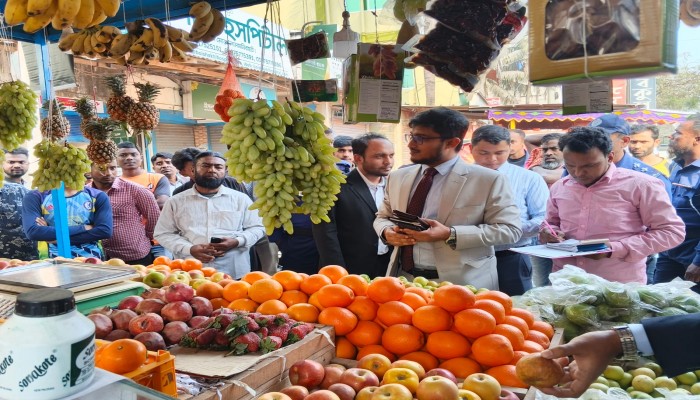 ​লালমনিরহাটে বাজার মনিটরিং: ভ্রাম্যমাণ আদালতের অভিযান, ফল বিক্রেতাকে জরিমানা