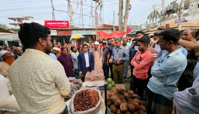 পবিত্র রমজান উপলক্ষে গফরগাঁও বাজার পরিদর্শনে আখতারুজ্জামান বাচ্চু,এমপি