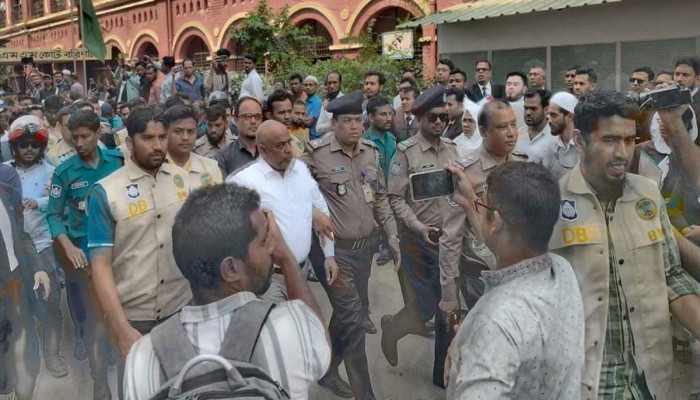আদালত কক্ষে ভাঙচুর: বরিশালের আইনজীবী সমিতির সভাপতি গ্রেপ্তার