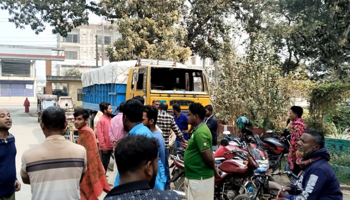 ​ফুলবাড়ীতে ট্রাকের ধাক্কায় ভ্যান চালকসহ ২ জন নিহত