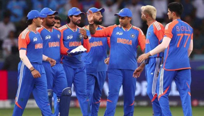 বাঁচা-মরার ম্যাচের আগে মাঠে রাসায়নিক স্প্রে করছে ভারত
