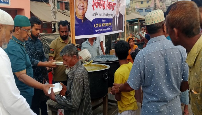 ​সভাপতির মহতী উদ্যোগ  ঈশ্বরগঞ্জ সুলভ মূল্যে ডিম বিক্রি ও ইফতার বিতরণ