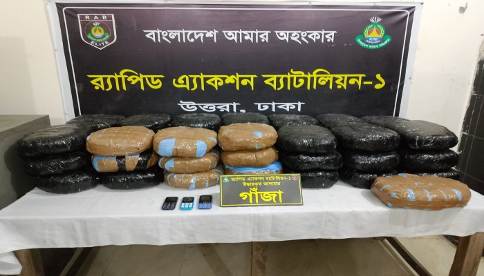 ​অভিনব কায়দায় কার্ভাড ভ্যানের ভিতরে পাচারকালে ৮৬ কেজি গাঁজাসহ ০২ জন মাদক ব্যবসায়ীকে গ্রেফতার করেছে র‌্যাব।