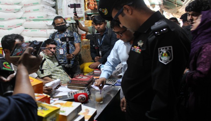 ​র‌্যাব-৪ এবং জাতীয় ভোক্তা অধিকার সংরক্ষণ অধিদপ্তর এর যৌথ অভিযানে বিভিন্ন  অনিয়মের কারণে ০৪টি প্রতিষ্ঠানকে ৮০ হাজার টাকা জরিমানা