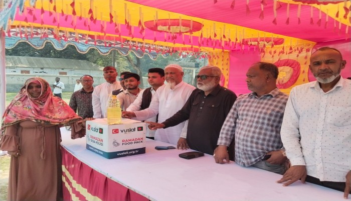 ​সিরাজগঞ্জে  রমজান উপলক্ষ্যে তিন শতাধিক পরিবার পেল দোস্ত এইডের খাদ্য সামগ্রী