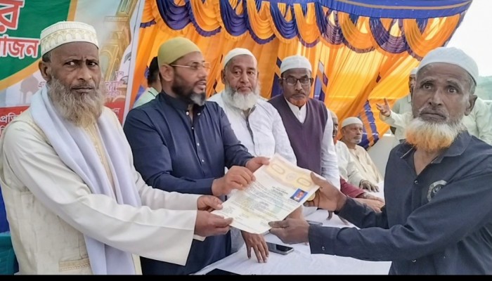 কালকিনিতে "এক পরিবার ফাউন্ডেশন" এর পক্ষ থেকে অসহায় পরিবার মাঝে ঢেউ টন, ভ্যানগাড়ি ও নগদ অর্থ প্রদান