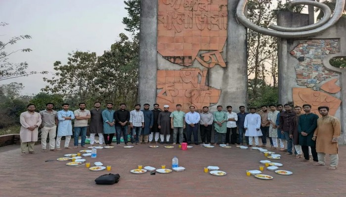 কুবিতে 'চান্দিনা স্টুডেন্ট অর্গানাইজেশন'-এর ইফতার মাহফিল অনুষ্ঠিত