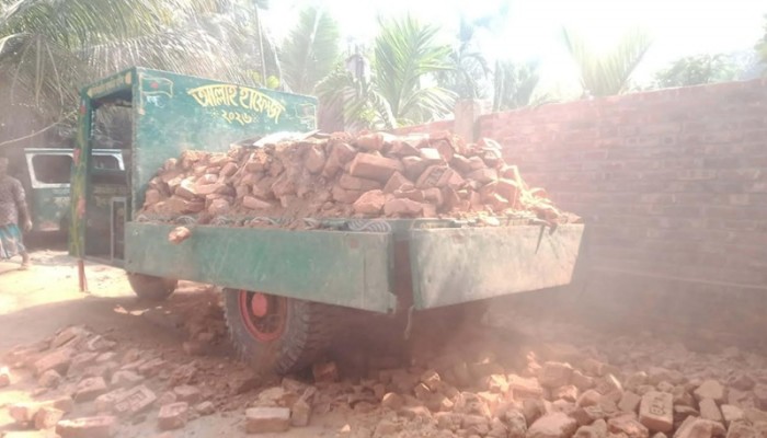 কুড়িগ্রাম-১ আসনের এমপি নিজস্ব অর্থায়নে সড়ক সংস্কার শুরু করলেন