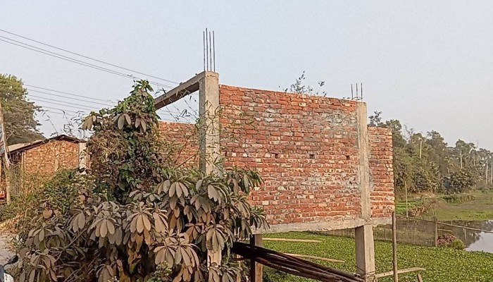রামগঞ্জে সরকারি খাল দখল করে পাকা ভবন নির্মাণ