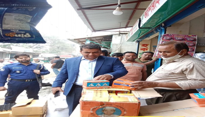 ​কেন্দুয়ায় ভোক্তা অধিকার আইনে ৫ ব্যবসায়ীকে ২৬ হাজার টাকা জরিমানা