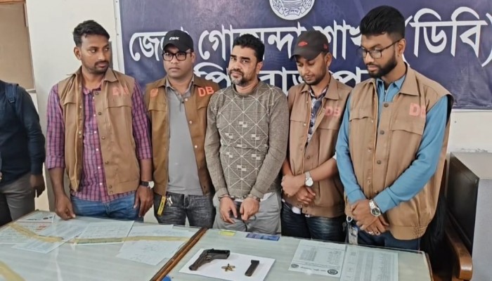 ​পিরোজপুর ডিবি পুলিশের হাতে পিস্তল গুলিসহ আটক ১