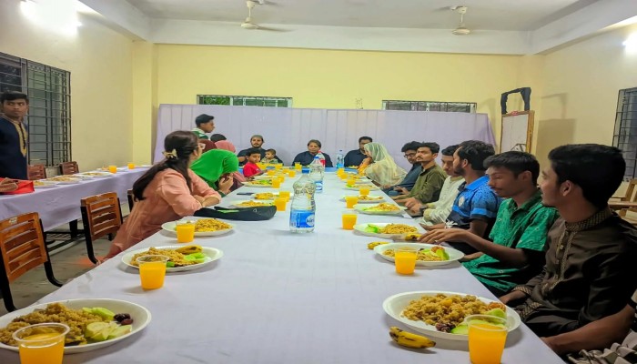 ​কুবিতে থিয়েটার কুমিল্লা বিশ্ববিদ্যালয়’র উদ্যোগে ইফতার মাহফিল অনুষ্ঠিত