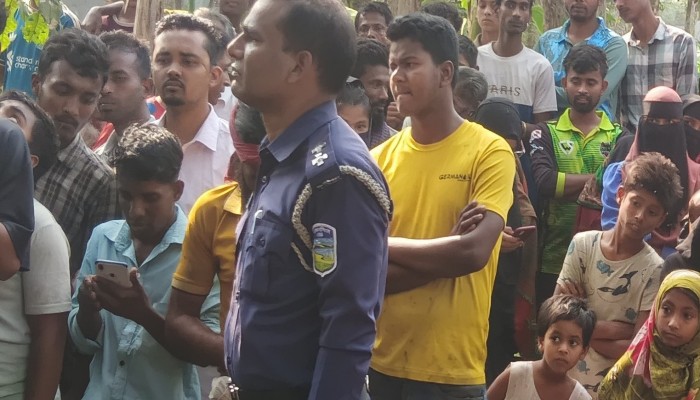নান্দাইলে স্ত্রীর সামনে স্বামী'র ঝুলন্ত মরদেহ উদ্ধার করল পুলিশ