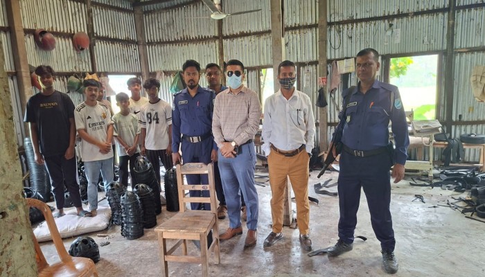 ​রশুনিয়ায় জে কে এম ট্রেডার্স” হেলমেট কারখানাকে মোবাইল কোর্টের মাধ্যমে বিশ হাজার টাকা জরিমানা