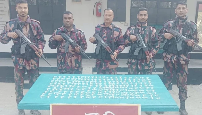সীমান্তে সাড়ে ৫ লাখ টাকার ভারতীয় নিষিদ্ধ ডিএন টাইট কীট জব্দ
