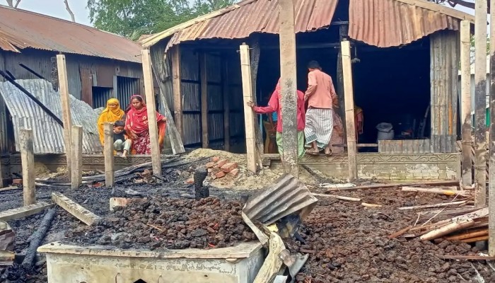 রায়গঞ্জে বসতঘরে আগুনে লক্ষ লক্ষ টাকার ক্ষয় ক্ষতি