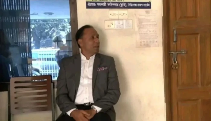 তালাবদ্ধ অফিসের সামনে বসলেন ভূমি প্রতিমন্ত্রী আসেননি কোনো কর্মকর্তা