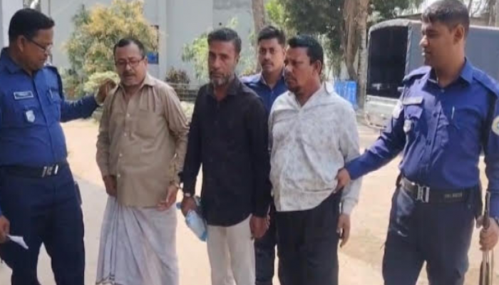 দেশজুড়ে ‘ব্যাগ কাটা’ চক্রের দৌরাত্ম্য, পটুয়াখালীতে পুলিশের জালে ৩ সদস্য
