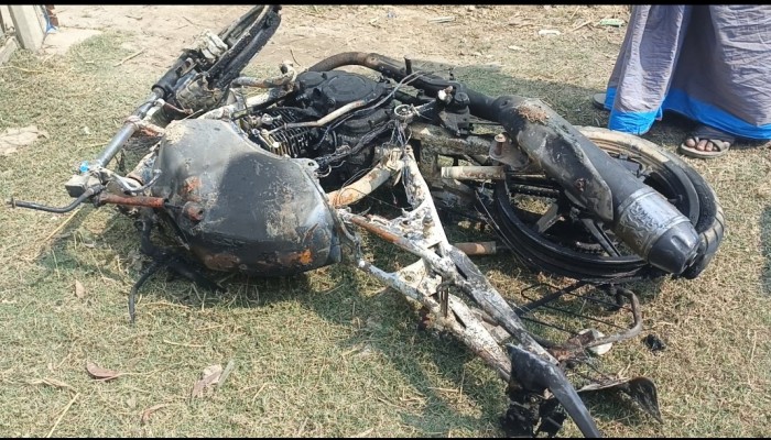 ভালুকায় মাটি ব্যবসায়ীর মোটরসাইকেল পুড়িয়ে দিলো ছাত্রলীগ নেতা