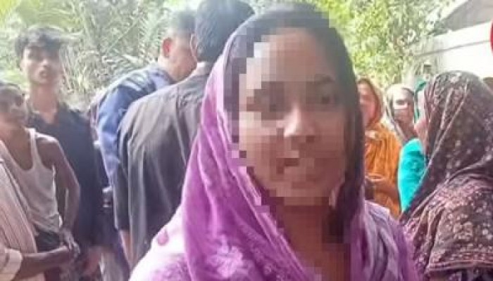 কুড়িগ্রামের ভূরুঙ্গামারীতে স্ত্রীর স্বীকৃতির দাবিতে যুবতীর অনশন