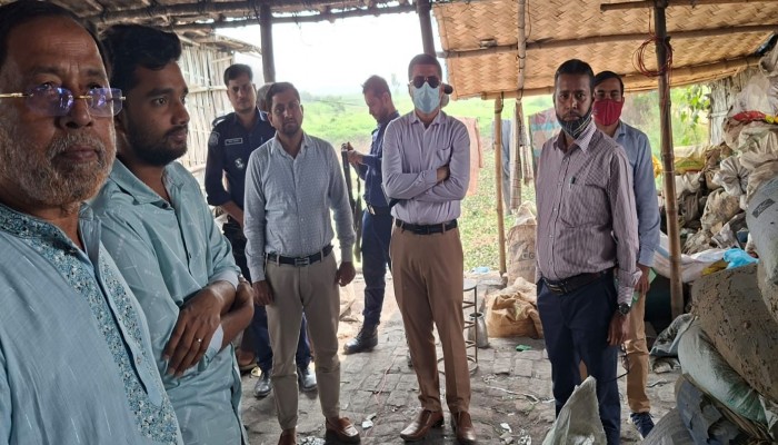 ​সিরাজদিখানে পরিবেশের জন্য ক্ষতিকর ভাট্টি কারখানার বিরুদ্ধে মোবাইল কোর্ট পরিচালনা