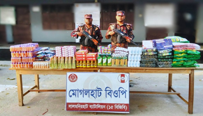 কুড়িগ্রামে বিজিবি’র অভিযানে বিপুল পরিমাণে ভারতীয় মাদকদ্রব্য ও প্রসাধনী জব্দ