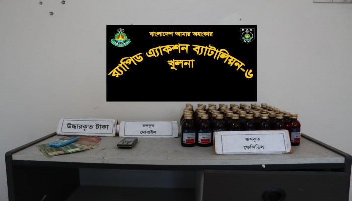 খুলনায় র‍্যাবের অভিযানে রূপসা থানাধীন খান জাহান আলী সেতু টোলপ্লাজা সংলগ্ন এলাকা হতে মাদক সাম্রাজ্ঞী আপন দুই বোনকে ৭২ বোতল ফেনসিডিলসহ গ্রেফতার করেছে র‍্যাব-৬
