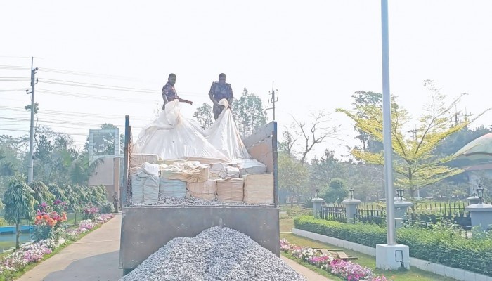 ​‎হবিগঞ্জে বিজিবির অভিযানে ট্রাক ভর্তি পাথরের নিচে লুকানো ২ কোটি ৪ লক্ষ টাকার ভারতীয় কসমেটিকস জব্দ