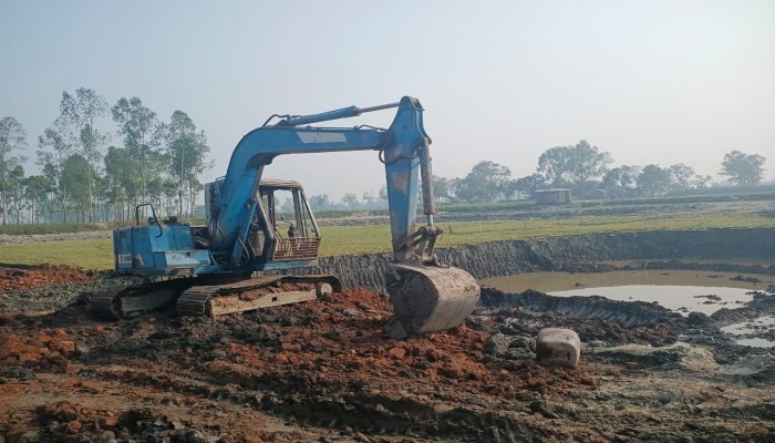 রানীশংকৈলে পুকুর সংস্কারের নামে মাটি বিক্রী