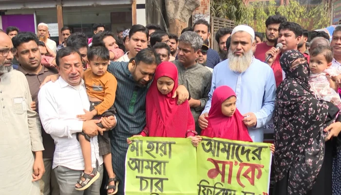 ইবি শিক্ষিকা রুনা হত্যার বিচার দাবিতে মানববন্ধন