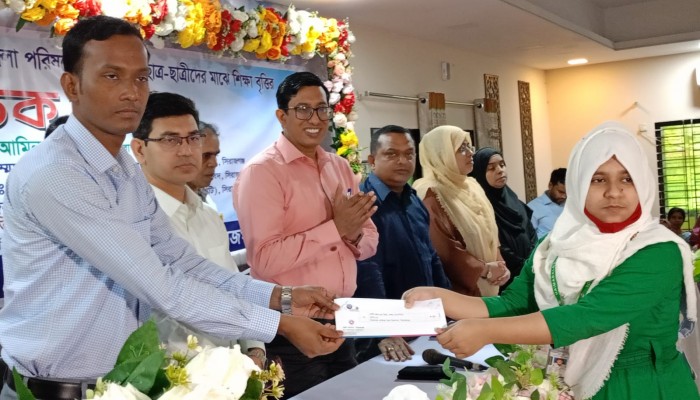 সিরাজগঞ্জ কল্যাণ ট্রাস্ট ও জেলা পরিষদের উদ্যোগে ছাত্র-ছাত্রীদের মাঝে শিক্ষা বৃত্তির চেক বিতরণ