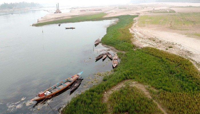 কুড়িগ্রামে ঈদের ছুটিতে ধরলা নদীতে দর্শনার্থীদের মনমাতানো আড্ডাবাজি