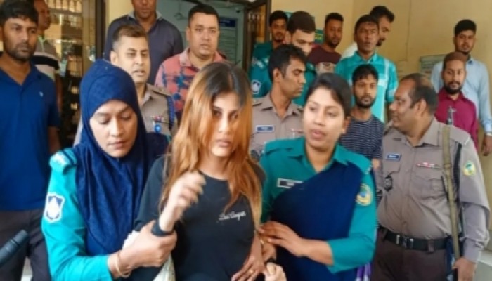 ​বরিশালে আবাসিক হোটেলে হানিট্র্যাপ: সুন্দরী তরুণীসহ চক্রের দুই সদস্য গ্রেপ্তার