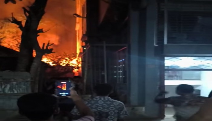 ​বুড়িচংয়ে ভয়াবহ অগ্নিকাণ্ডে ৬টি ঘর ও ২টি গোডাউন ভস্মীভূত, ক্ষতি প্রায় ১৫ লাখ টাকা