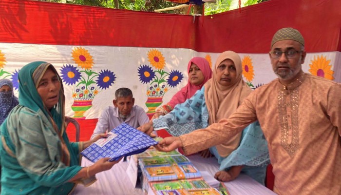 ব্রাহ্মণপাড়ায় মা ফাউন্ডেশনের উদ্যোগে ৩ শতাধিক পরিবারের মাঝে ঈদ উপহার বিতরণ